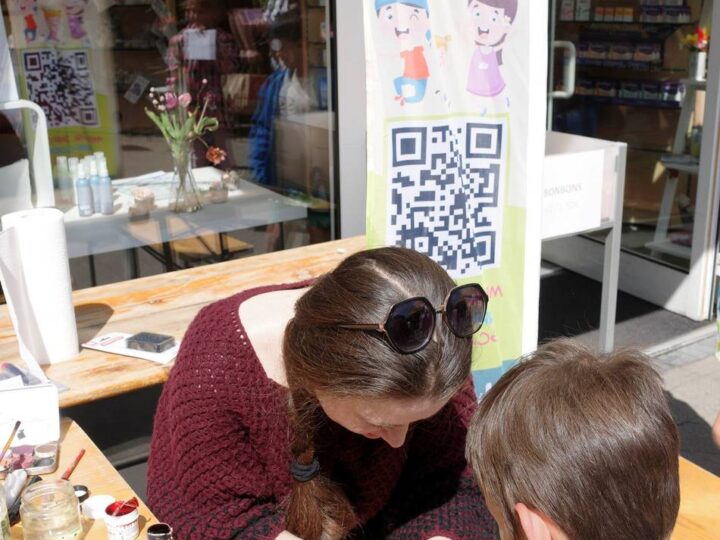 Geschäfte als „Notinseln“: Kinder lernen bei der Wersten-Rallye, wo sie im Stadtteil Hilfe finden