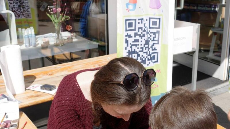 Geschäfte als „Notinseln“: Kinder lernen bei der Wersten-Rallye, wo sie im Stadtteil Hilfe finden