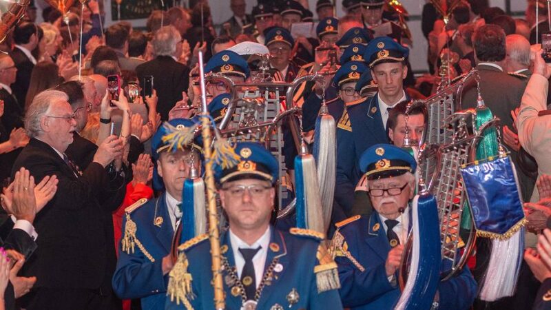 Sommerbrauchtum in Düsseldorf: Schützen feiern glanzvollen „Ball der Könige“