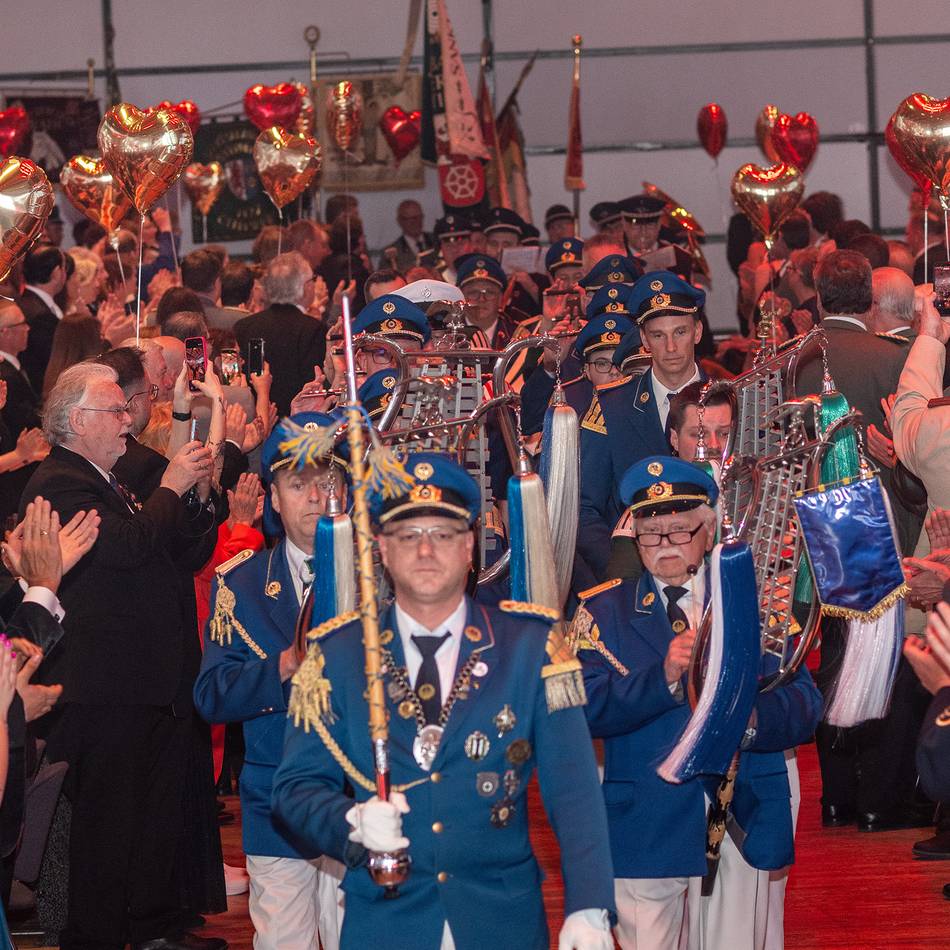 Sommerbrauchtum in Düsseldorf: Schützen feiern glanzvollen „Ball der Könige“