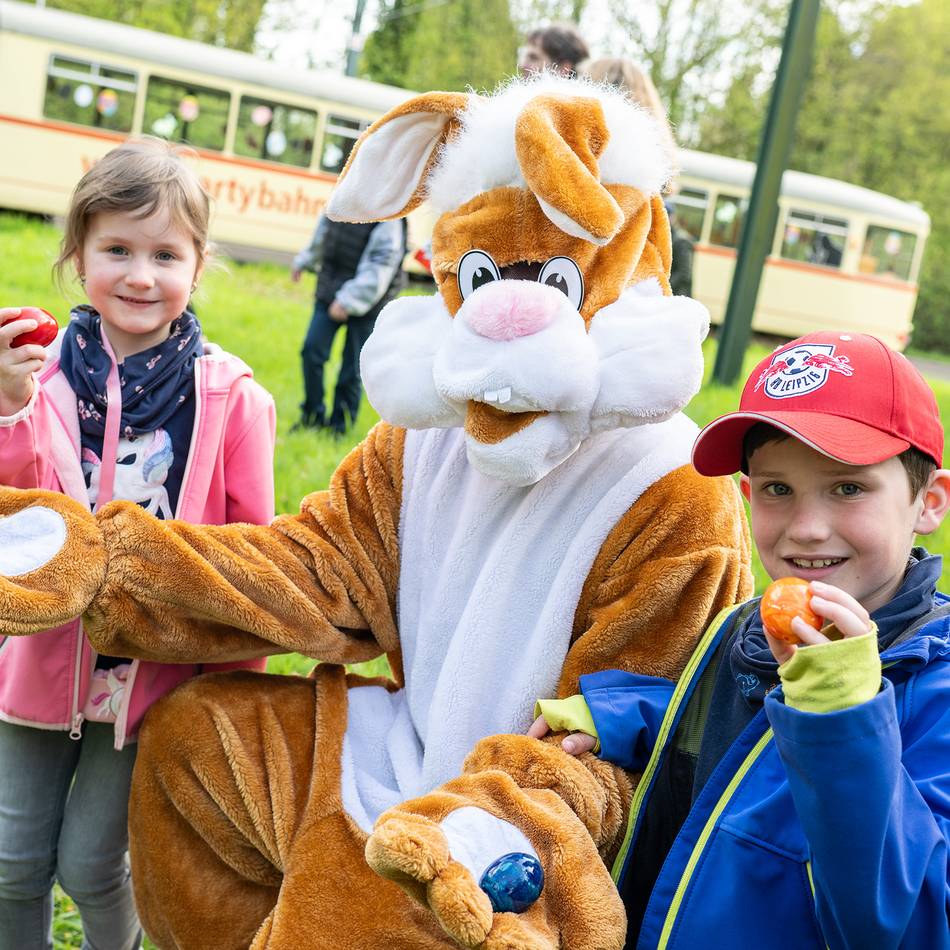 Zeitreise in Düsseldorf: Fahrt mit der Rheinbahn zum Osterhasen