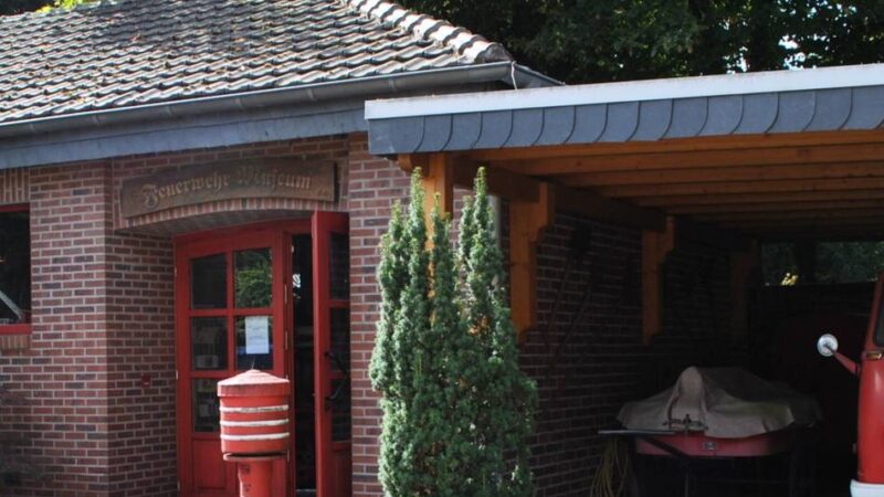 Museum in Nettetal feiert Jubiläum: 200 Helme und fünf historische Spritzen erzählen Feuerwehrgeschichte