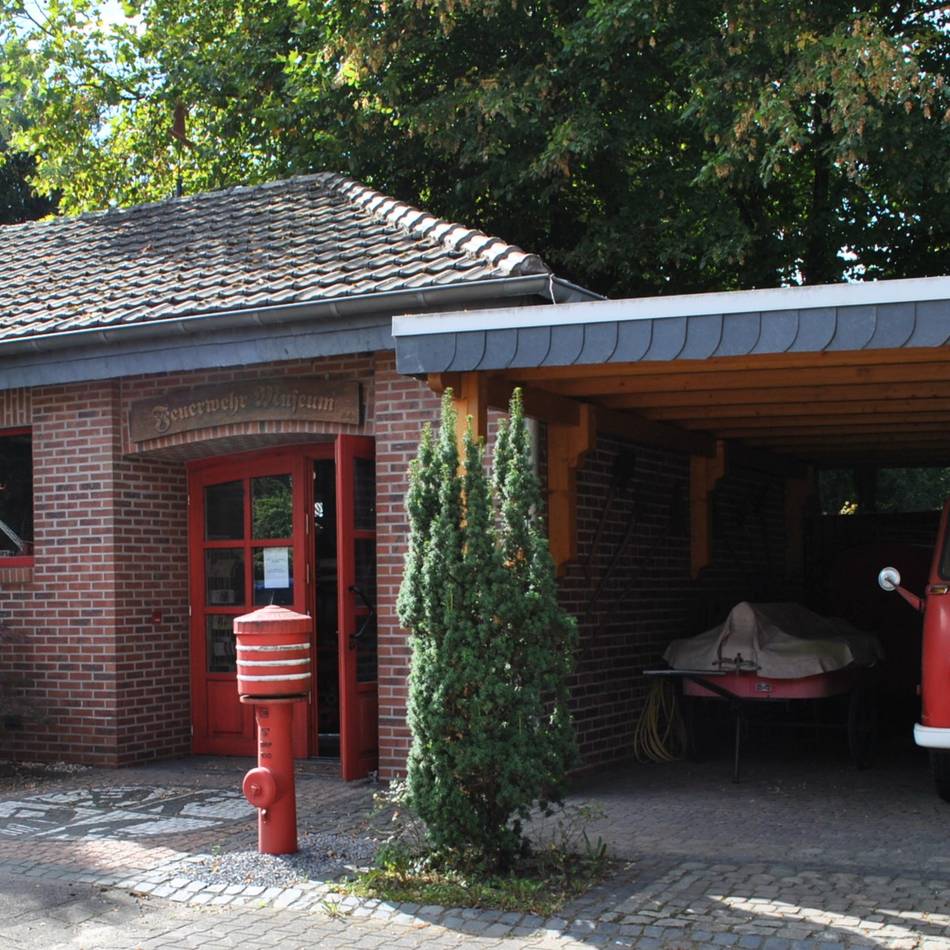 Museum in Nettetal feiert Jubiläum: 200 Helme und fünf historische Spritzen erzählen Feuerwehrgeschichte