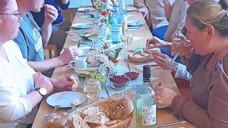 Käse, Trauben, Wein: In der Evangelischen Gemeinde gab es reichlich Auswahl – Überraschungen für die Gäste: Von der Wurst-Liga zum Käse-Tasting