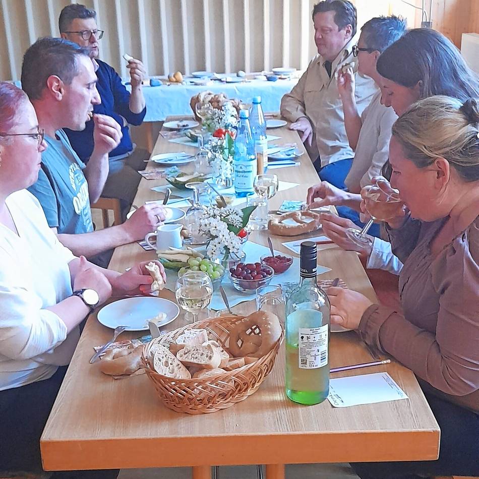 Käse, Trauben, Wein: In der Evangelischen Gemeinde gab es reichlich Auswahl – Überraschungen für die Gäste: Von der Wurst-Liga zum Käse-Tasting