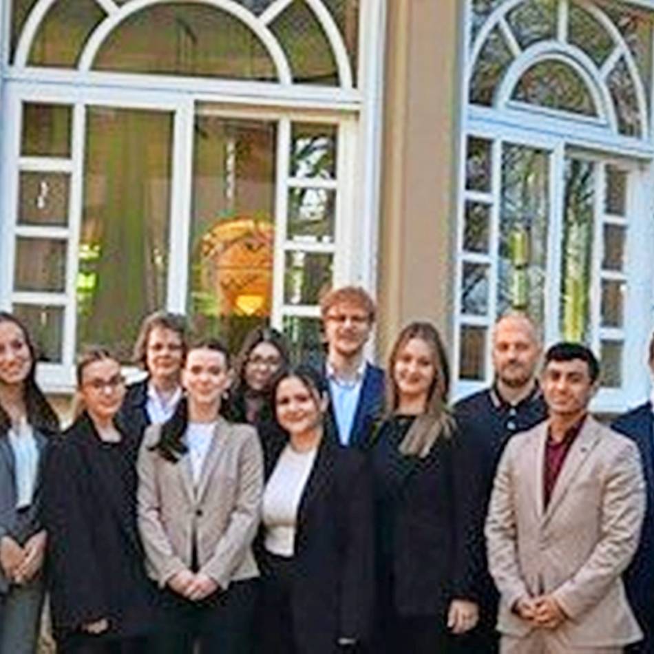 Ein weiterer Erfolg der Sparkasse ist die gute Resonanz, den ihre Nachhaltigkeitsmesse erzielen konnte: Junge Banker beenden ihre Ausbildung