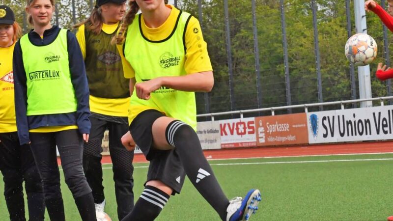 Oster-Camp des SV Union mit der Fußballschule Grenzland begeisterte Jungen und Mädchen: „Jungs können nicht verlieren – dann fliegen mal die Sachen“