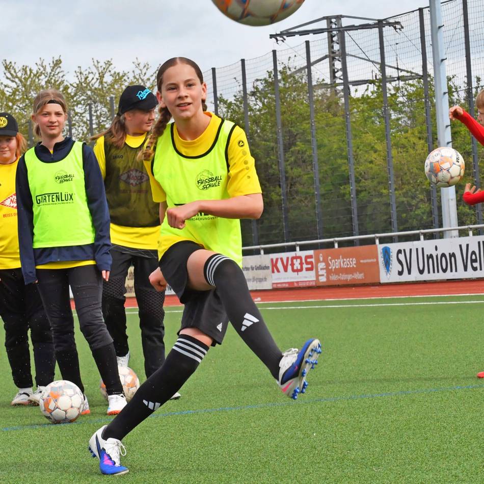 Oster-Camp des SV Union mit der Fußballschule Grenzland begeisterte Jungen und Mädchen: „Jungs können nicht verlieren – dann fliegen mal die Sachen“