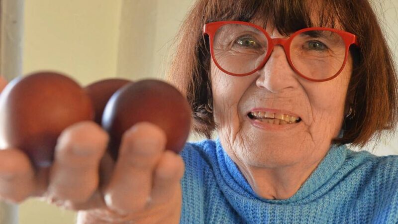 Sieglinde Kehrmann erinnert sich an bescheidene Osterbräuche ihrer Kindheit in den Nachkriegsjahren: Der Osterhase versteckte braune Eier