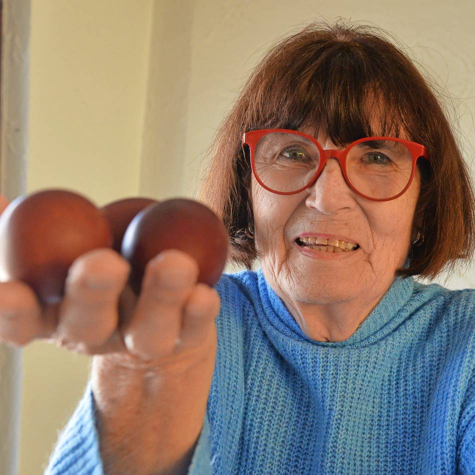 Sieglinde Kehrmann erinnert sich an bescheidene Osterbräuche ihrer Kindheit in den Nachkriegsjahren: Der Osterhase versteckte braune Eier