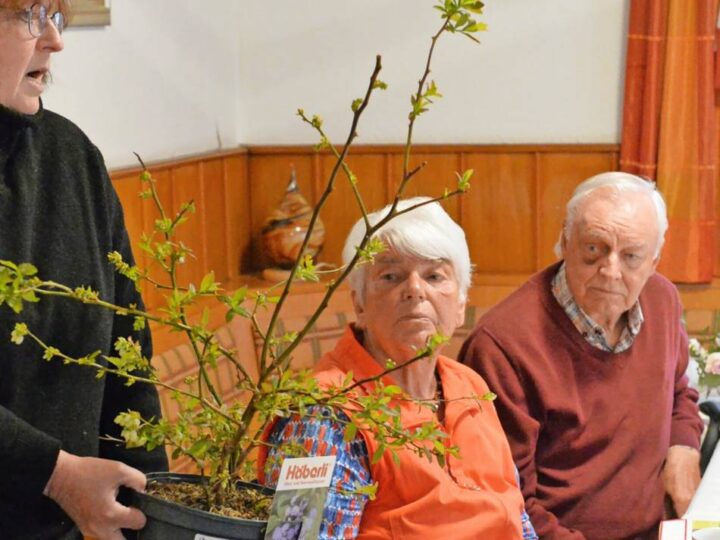Expertin gab beim Obst- und Gartenbauverein Neviges viele Tipps rund ums Beerenobst: Bunte Himbeeren als gesunder Snack zu den WM-Spielen