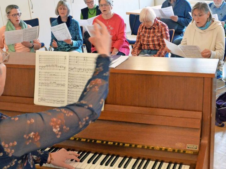 Der evangelische Kirchenchor feiert sein 130-jähriges Bestehen nach dem Gottesdienst im Gemeindehaus weiter: Das „modifizierte Doppelquartett“ erhält Unterstützung durch weitere Klangkörper