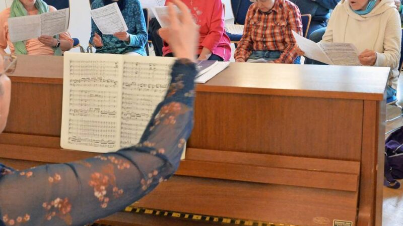 Der evangelische Kirchenchor feiert sein 130-jähriges Bestehen nach dem Gottesdienst im Gemeindehaus weiter: Das „modifizierte Doppelquartett“ erhält Unterstützung durch weitere Klangkörper