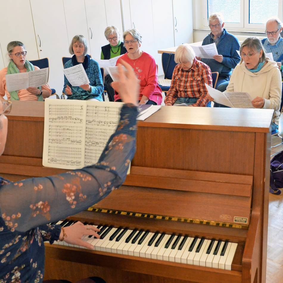 Der evangelische Kirchenchor feiert sein 130-jähriges Bestehen nach dem Gottesdienst im Gemeindehaus weiter: Das „modifizierte Doppelquartett“ erhält Unterstützung durch weitere Klangkörper