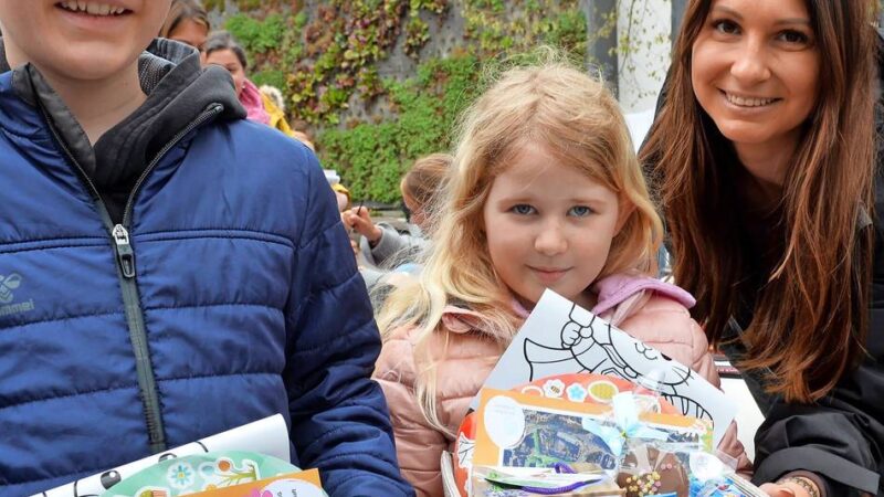 Werbegemeinschaft Neviges machte die Übergabe zu einem gelungenen österlichen Event: Kinder freuen sich nach Rallye über prall gefüllte Körbchen