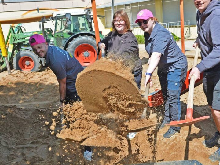 Mit Schaufeln, kleinen und großen Maschinen vollbrachte der bäuerliche Nachwuchs an der Schillerstraße eine gute Tat: Landjugend sorgt für neuen Sand in der Kita