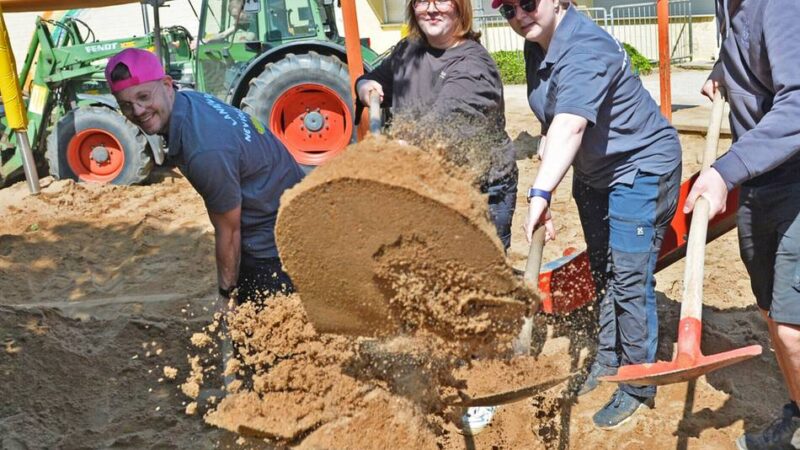 Mit Schaufeln, kleinen und großen Maschinen vollbrachte der bäuerliche Nachwuchs an der Schillerstraße eine gute Tat: Landjugend sorgt für neuen Sand in der Kita
