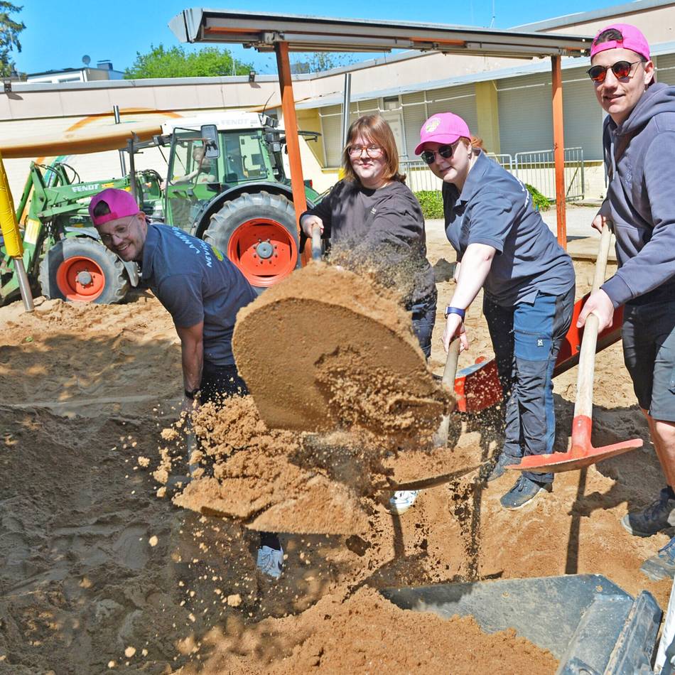 Mit Schaufeln, kleinen und großen Maschinen vollbrachte der bäuerliche Nachwuchs an der Schillerstraße eine gute Tat: Landjugend sorgt für neuen Sand in der Kita