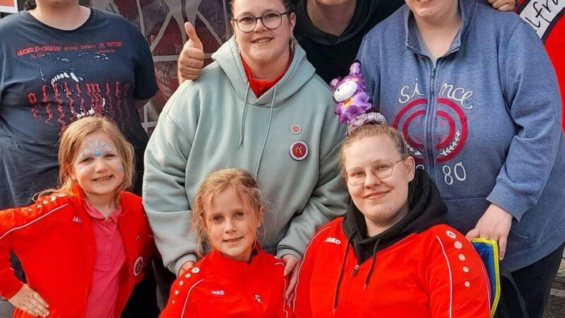 Der neunte Feierabendmarkt begeisterte mit viel Essen, Kunst und Unterhaltung die zahlreichen Gäste am Diek: Geselligkeit bei Livemusik lockte viele Gäste