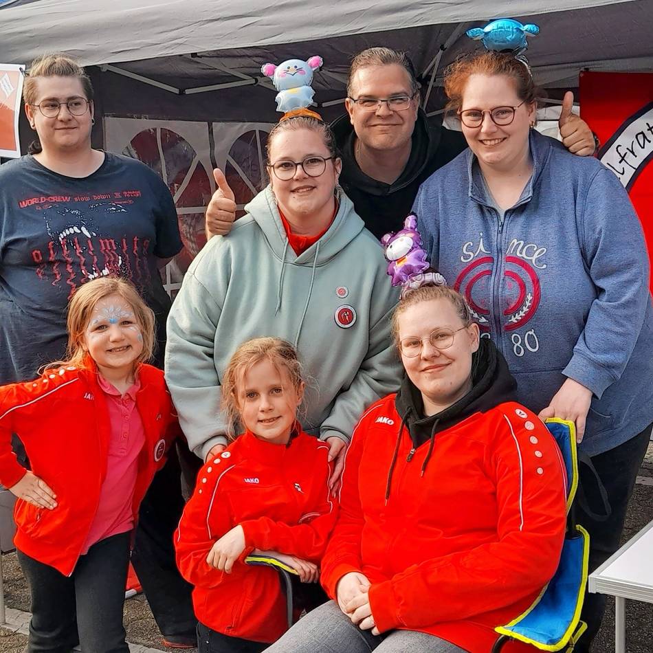 Der neunte Feierabendmarkt begeisterte mit viel Essen, Kunst und Unterhaltung die zahlreichen Gäste am Diek: Geselligkeit bei Livemusik lockte viele Gäste