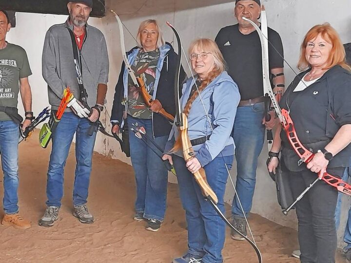 Der Schützenverein bietet auch Bogenschießen an – das ist mittlerweile wieder eine Trendsportart: Mit Konzentration und Körperbeherrschung