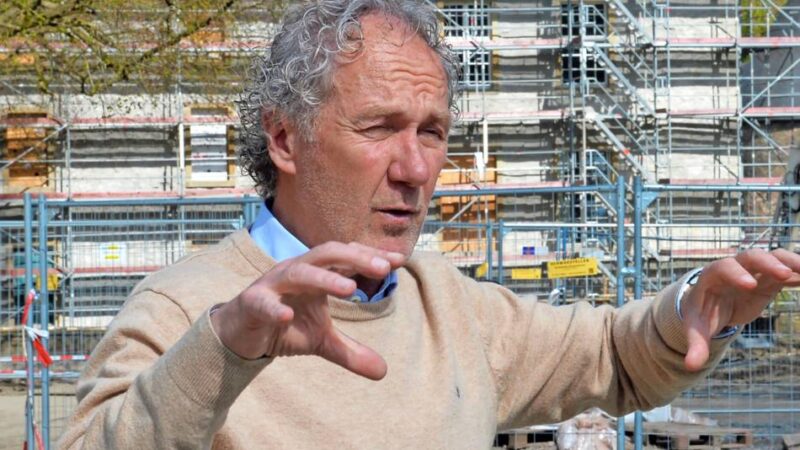 Beim Wiederaufbau des zerstörten Daches wird statt Eiche Nadelholz und eventuell Stahl verwendet: Schloss Hardenberg soll wieder so aussehen wie vor der Brandkatastrophe