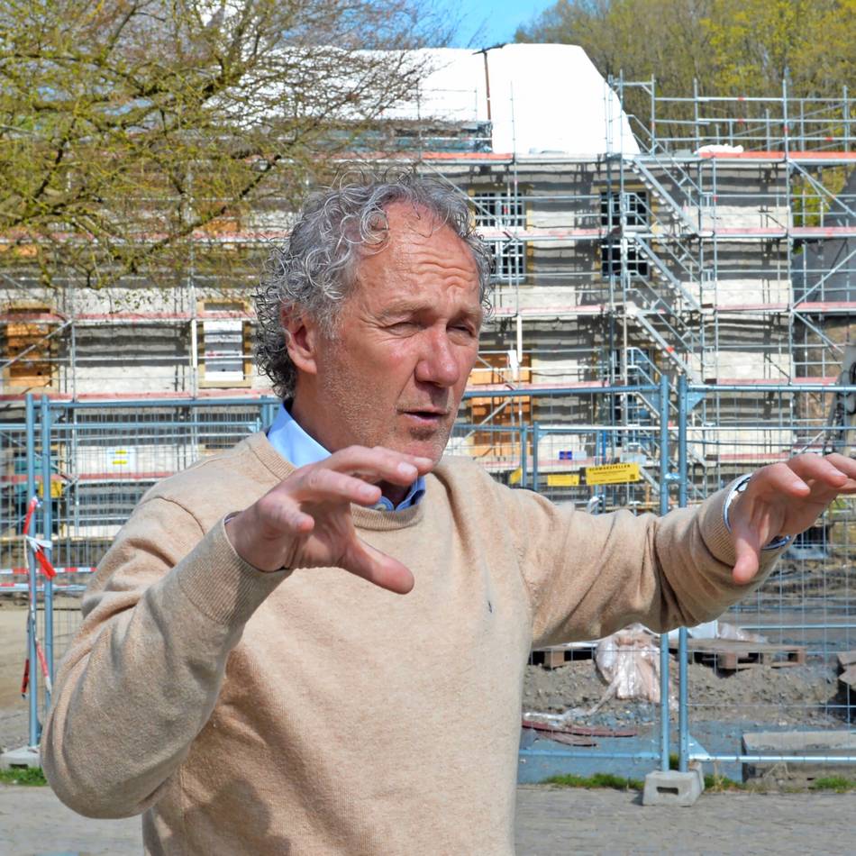Beim Wiederaufbau des zerstörten Daches wird statt Eiche Nadelholz und eventuell Stahl verwendet: Schloss Hardenberg soll wieder so aussehen wie vor der Brandkatastrophe