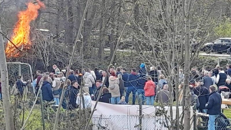 Bürgerverein Flandersbach konnte wieder Hunderte Gäste bei seinem Osterfeuer begrüßen: „Große Familie“ startet gemeinsam ins Fest