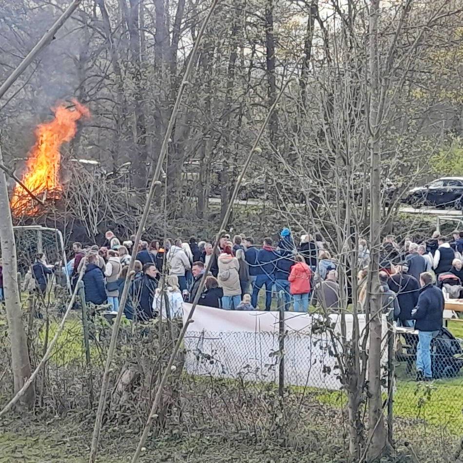 Bürgerverein Flandersbach konnte wieder Hunderte Gäste bei seinem Osterfeuer begrüßen: „Große Familie“ startet gemeinsam ins Fest