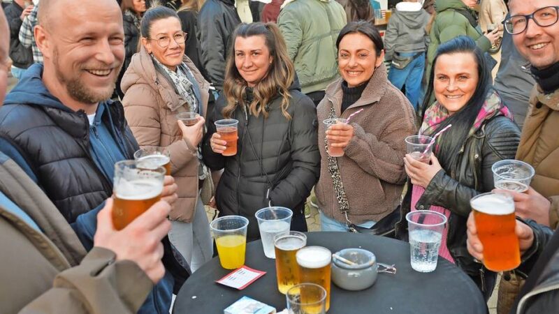 Das Osterfeuer auf dem Marienberg wurde zum ersten Mal durch den evangelischen Posaunenchor begleitet: Auch ohne Feuer kamen viele zum Ostertreffen der Sportfreunde Siepen