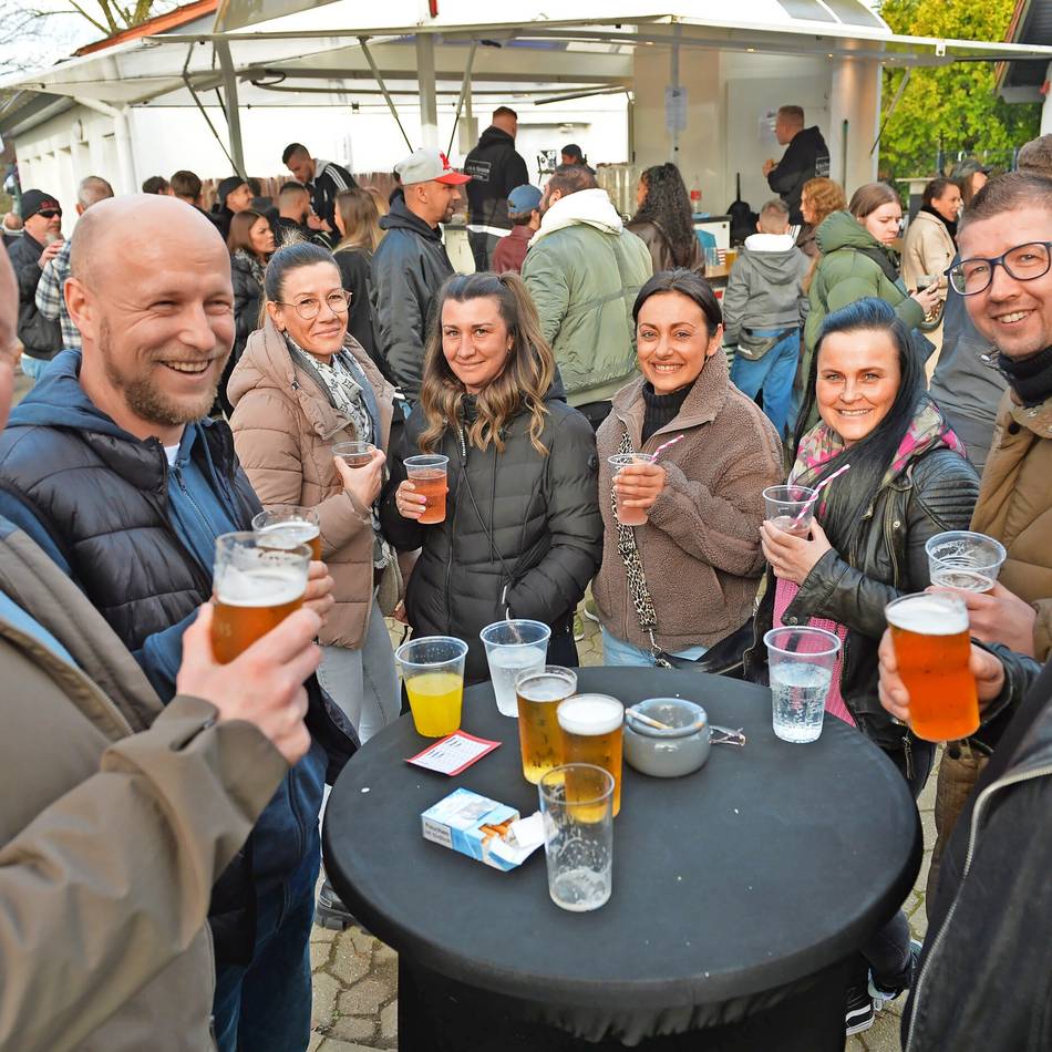 Das Osterfeuer auf dem Marienberg wurde zum ersten Mal durch den evangelischen Posaunenchor begleitet: Auch ohne Feuer kamen viele zum Ostertreffen der Sportfreunde Siepen
