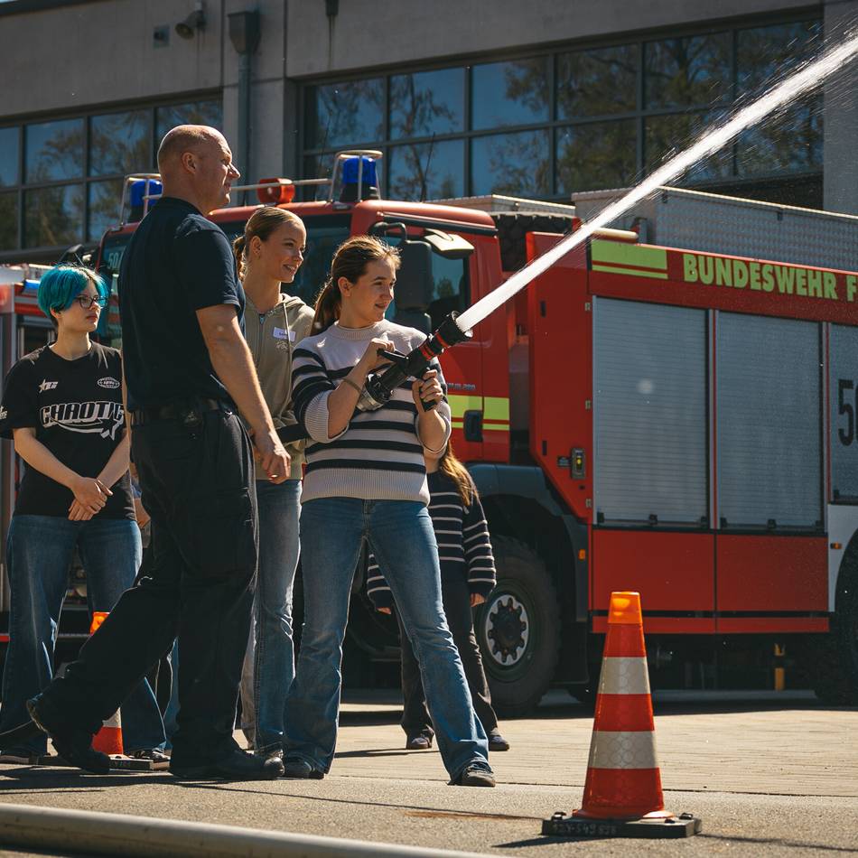 Girls‘ Day im Kreis Kleve: 17 Schülerinnen lernen bei der Bundeswehr auch Feuerlöschen