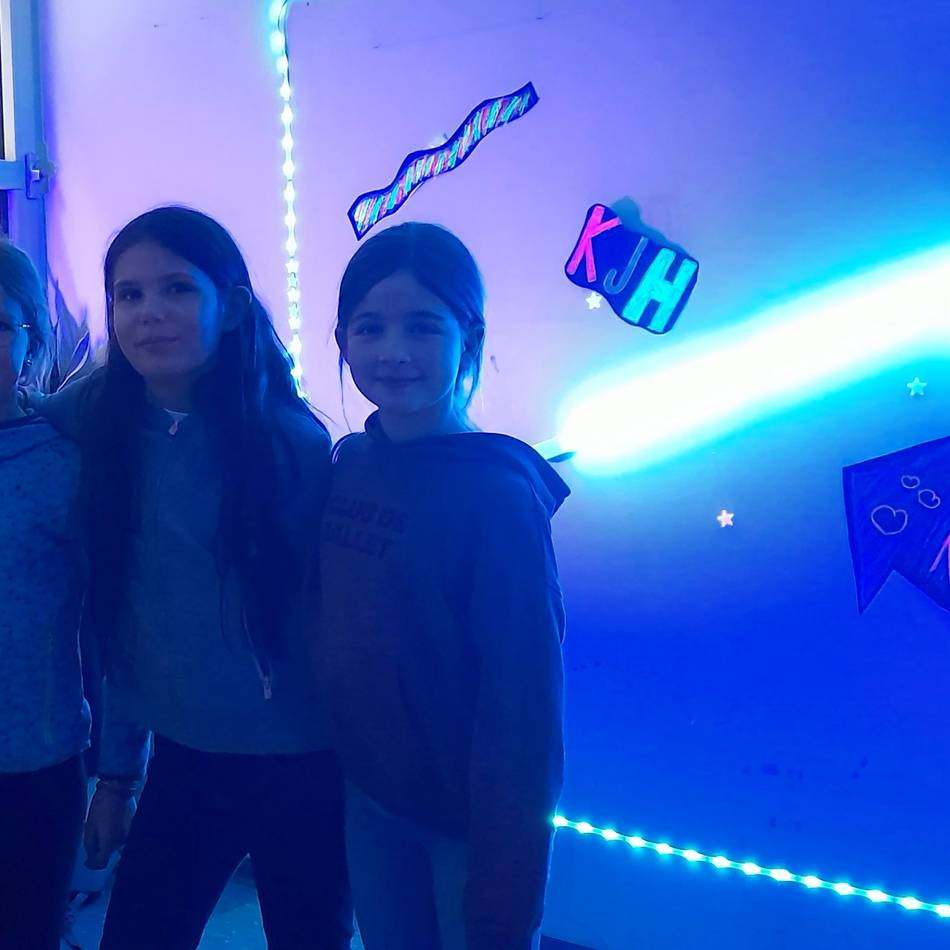 Viele Besucher kamen zur Eröffnung im Kinder- und Jugendhaus: Ein Museum für Moderne Kunst geschaffen