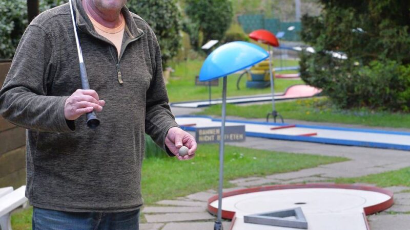 Die Baustelle rund ums Hardenberger Schloss macht den Zugang zu den Spielbahnen der Minigolf-Anlage schwierig: Betreiber Uwe Binder denkt ans Aufhören
