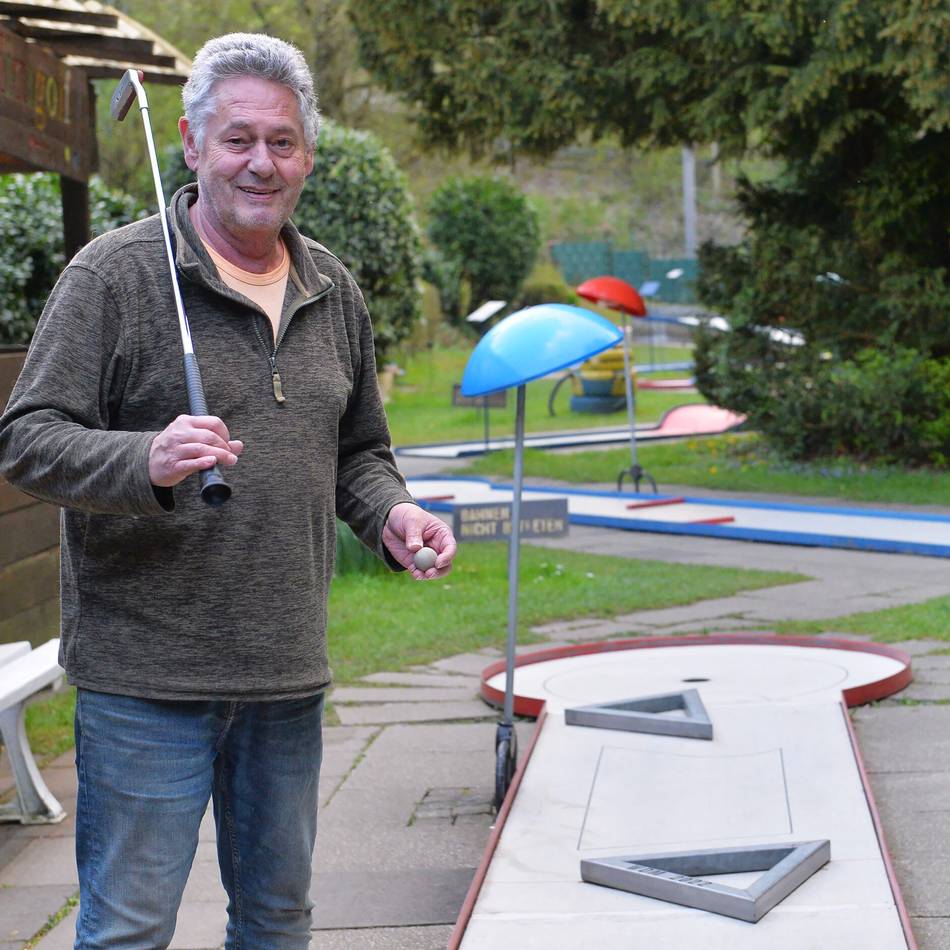 Die Baustelle rund ums Hardenberger Schloss macht den Zugang zu den Spielbahnen der Minigolf-Anlage schwierig: Betreiber Uwe Binder denkt ans Aufhören