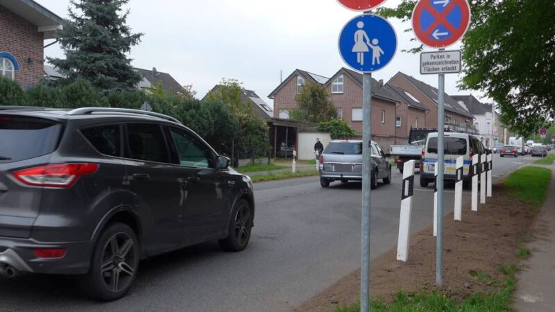 Umstrittene Verkehrsregelung: Stadt Rheinberg bessert auf der Xantener Straße nach