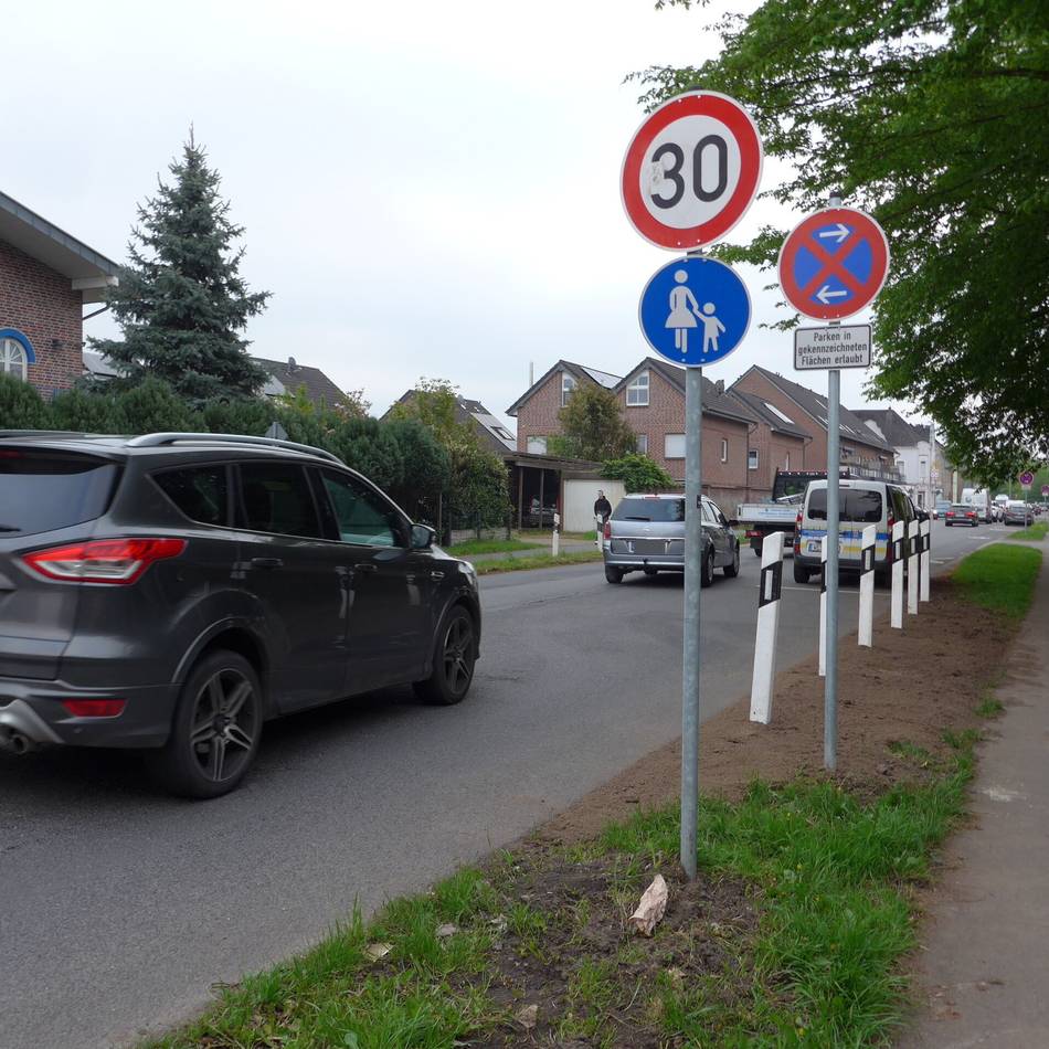 Umstrittene Verkehrsregelung: Stadt Rheinberg bessert auf der Xantener Straße nach