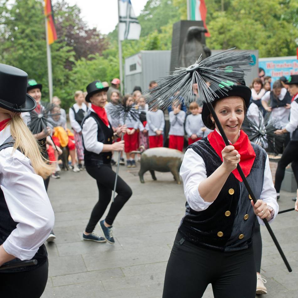 1. Mai in Zons: Eröffnung der Tourismussaison mit Line-Dance und Märchenspielen