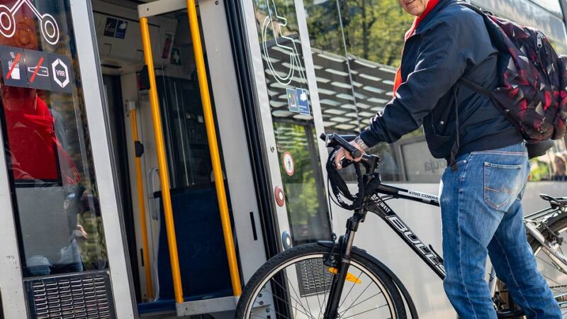 Mobilität in Düsseldorf: Berlin erlaubt es, Düsseldorf nicht – Streit um Radmitnahme