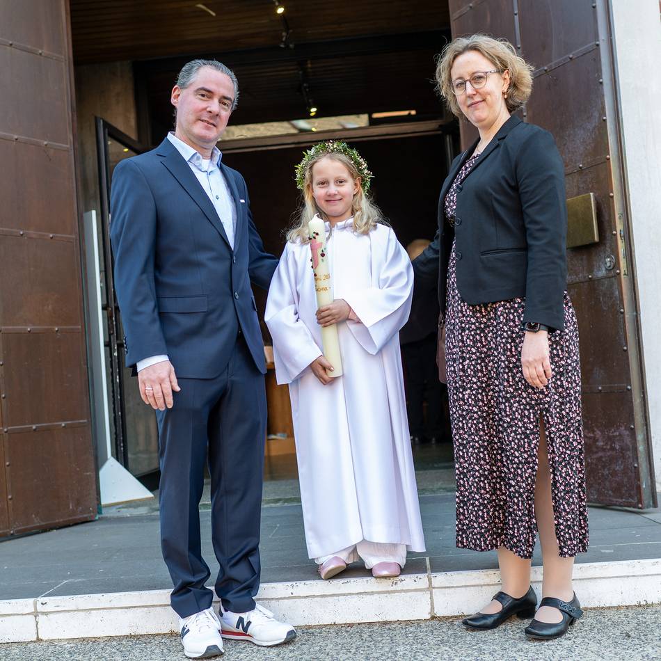 Kommunion in Düsseldorf: Zur Kommunion pinke Schuhe – und eine Kette mit Kreuz