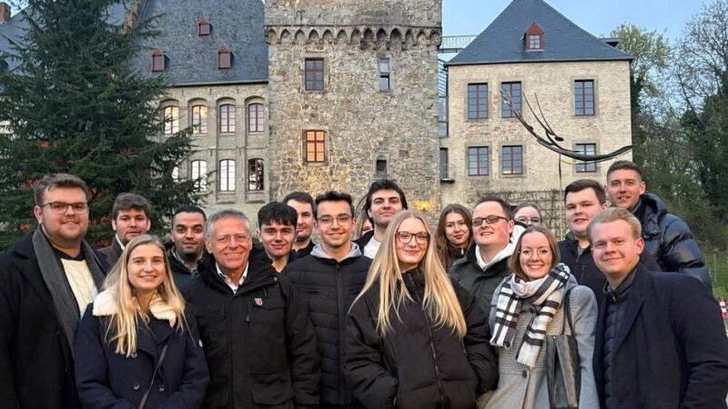 Führung durch Liedberg: Junge Union auf Abschiedstour mit dem Ex-Landrat