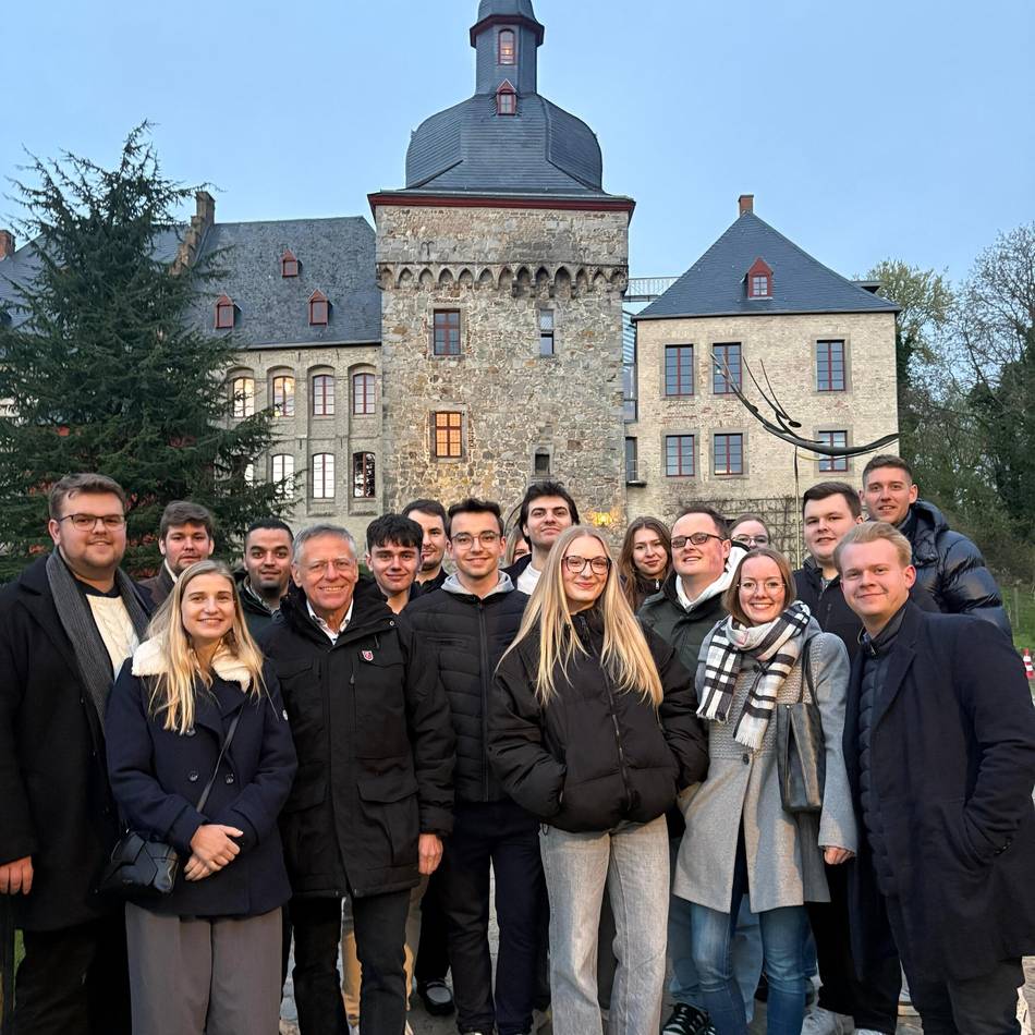 Führung durch Liedberg: Junge Union auf Abschiedstour mit dem Ex-Landrat