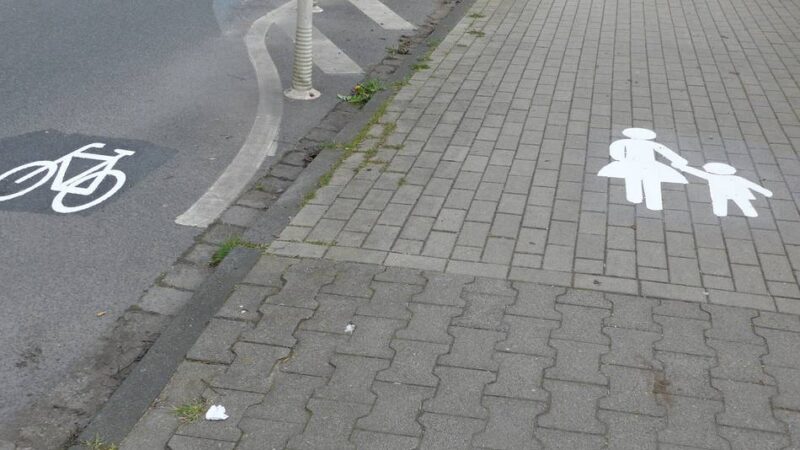 Neue Verkehrsführung auf Xantener Straße in Rheinberg: Fahrradfahrer müssen jetzt auf die Straße