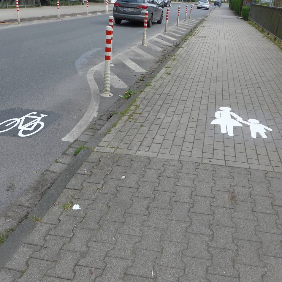 Neue Verkehrsführung auf Xantener Straße in Rheinberg: Fahrradfahrer müssen jetzt auf die Straße