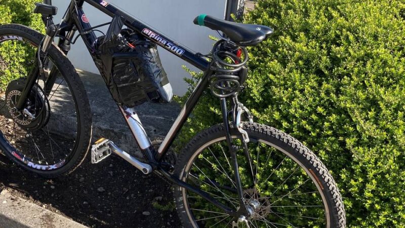 Polizei stoppt 60-Jährigen: Bis zu 80 kmh – Mann klebt Elektromotor an Fahrrad fest