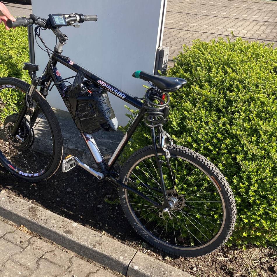 Polizei stoppt 60-Jährigen: Bis zu 80 kmh – Mann klebt Elektromotor an Fahrrad fest