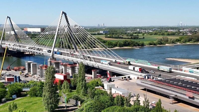 Autobahnbau bei Leverkusen: Stahlkolosse für zweite Brückenhälfte sind da