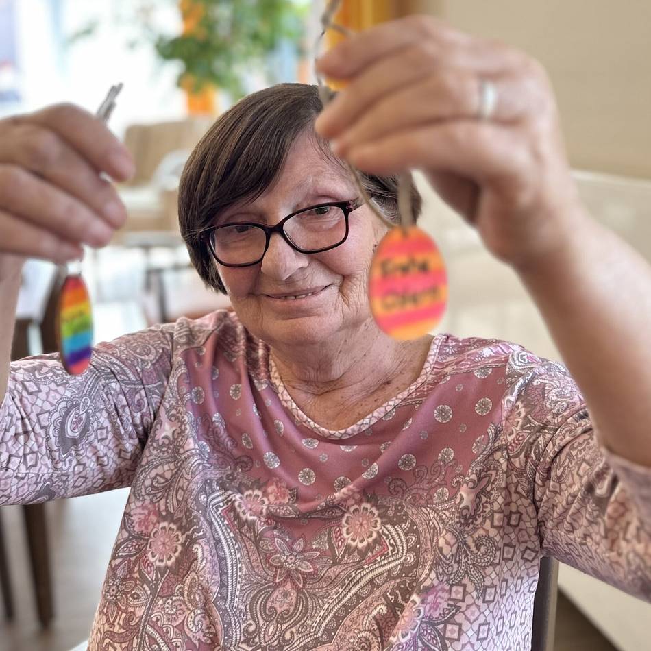 Freude für die Bewohner: Ostergruß und Rätselspaß im Altersheim