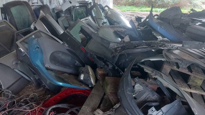 Umweltkriminalität in Leverkusen : Kfz-Schrott und 100 Liter Altöl illegal entsorgt – Stadt zeigt Müllsünder an