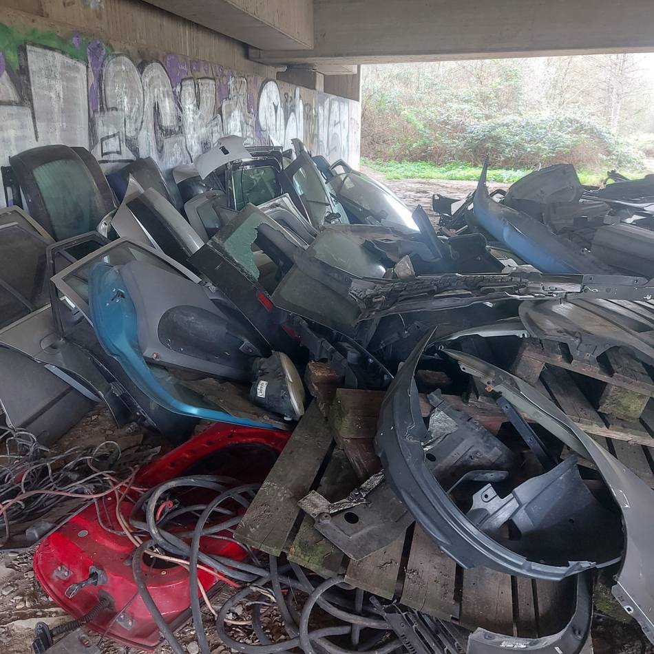 Umweltkriminalität in Leverkusen : Kfz-Schrott und 100 Liter Altöl illegal entsorgt – Stadt zeigt Müllsünder an